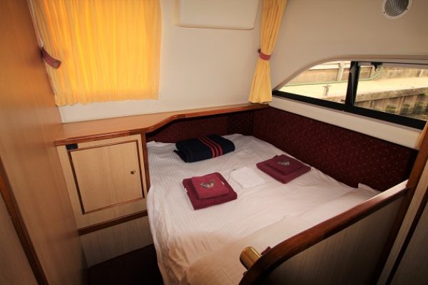 Lady Annalise Back Cabin