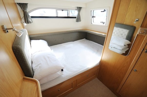 Lady Donna Back Cabin