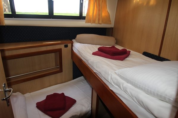 Lady Elizabeth Cross Over Beds Cabin