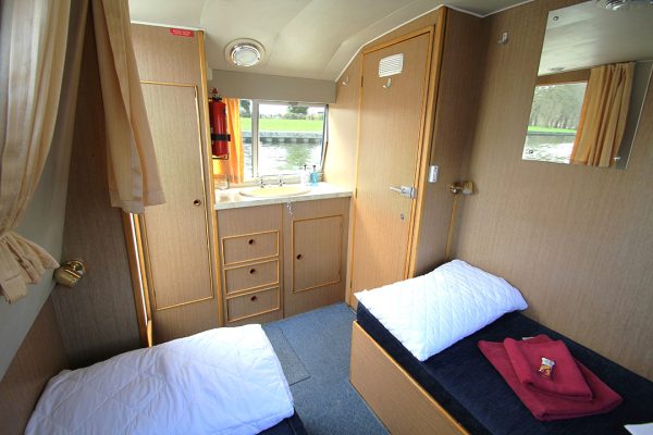 Lady Suzanne Back Cabin