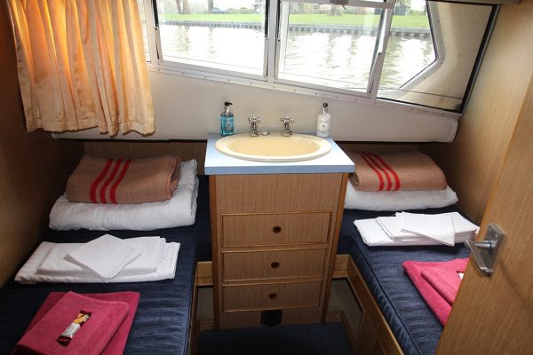 Lady Suzanne Twin Cabin