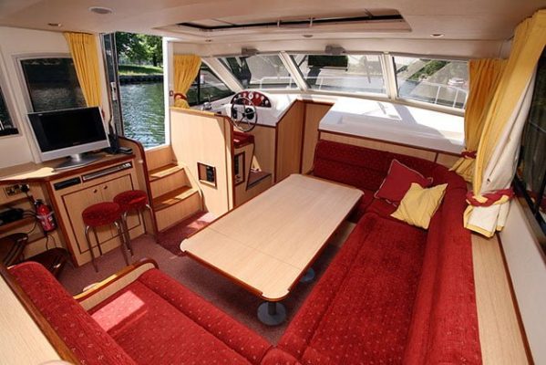 LADY ANNALISE SALOON