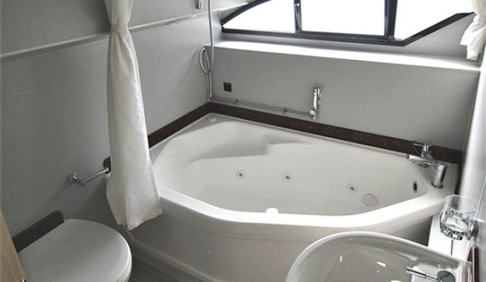 LADY JENNIFER MASTER BATHROOM
